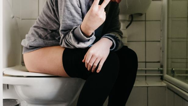 "Poor Jennifer": Frau geht während einer Videokonferenz auf die Toilette und alle sehen es