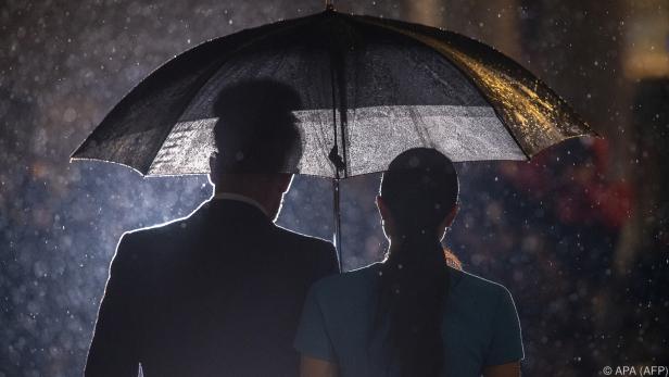 Harry und Meghan lassen die Royals im Regen stehen