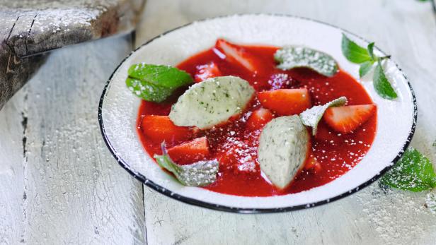 Mit Champagner oder Sekt püriert werden Erdbeeren zu einer süßen Suppe