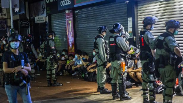 Polizei geht auch wegen Corona-Maßnahmen gegen Demonstranten vor