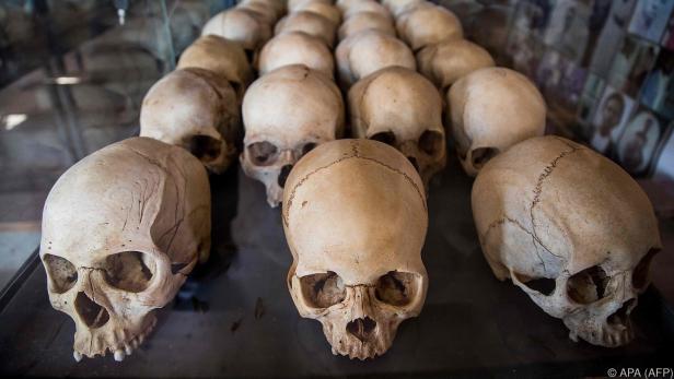 Gebeine von Opfern des Völkermords in einer ruandischen Gedenkstätte