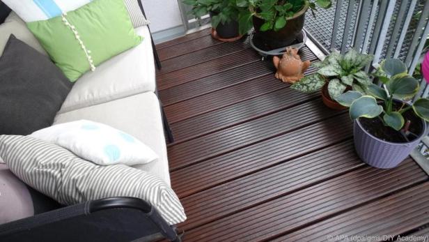 Holzdielen auf einem Balkon sollten regelmäßig mit Pflegeöl behandelt werden