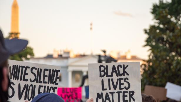 Wie du dich online und offline für #BlackLivesMatter einsetzen kannst