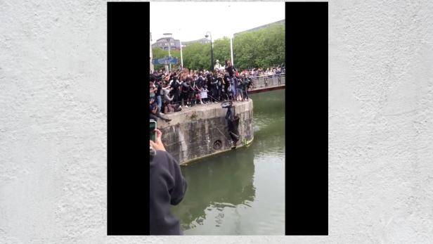 In Bristol wurde eine Sklavenhändler-Statue in einem Fluss versenkt und das Internet liebt es