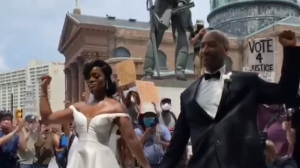 #BlackLivesMatter: Dieses Hochzeitspaar marschiert bei einem Protestzug mit