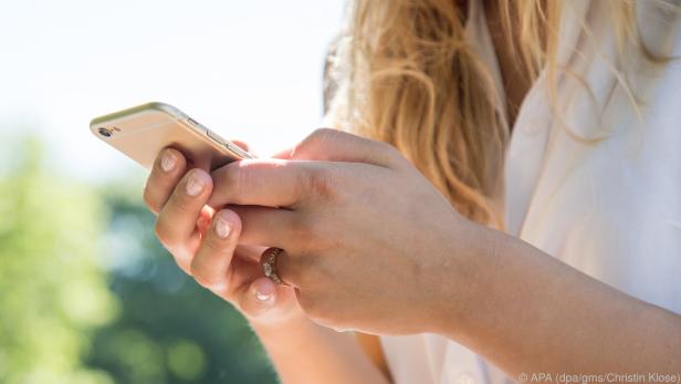 Lieber mit dem Körper Schatten spenden: Direkte Sonne tut dem Handy nicht guts