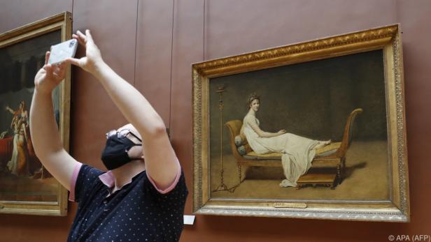 Museumsbesuch mit Masken - und natürlich Selfies