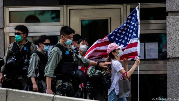 Hongkongs Polizei vertreibt Frau mit US-Flagge