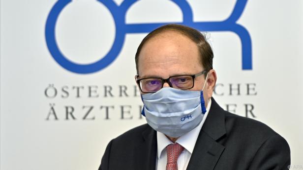 ÖAK-Präsident Thomas Szekeres untermauert seine Forderung demonstrativ
