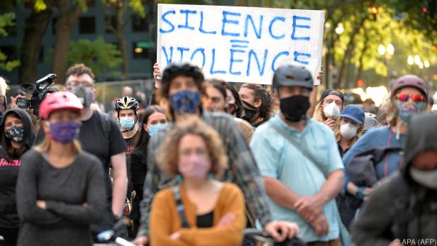 US-Demonstranten lassen sich von Polizeigewalt nicht einschüchtern