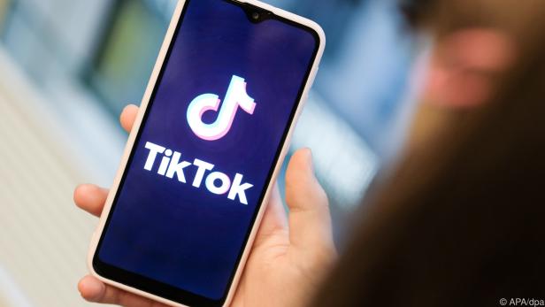 Handy mit Tiktok-App