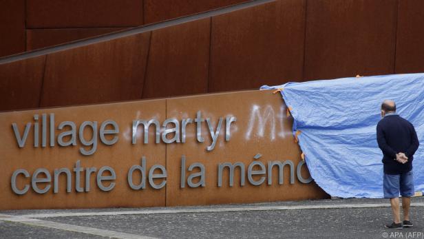 Schmierereien am Eingang des Gedenkzentrums in Oradour-sur-Glane