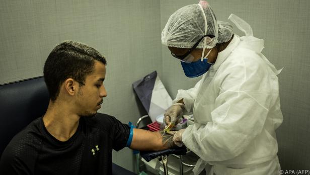 Knapp vier Millionen Brasilianer waren oder sind mit dem Virus infiziert