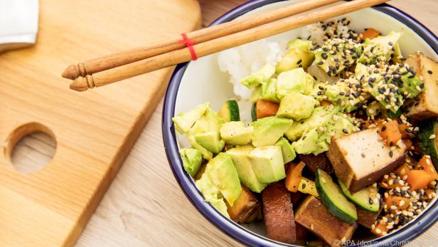 Aus Tofu, Avocado und anderen Zutaten lässt sich eine köstliche Bowl zubereiten