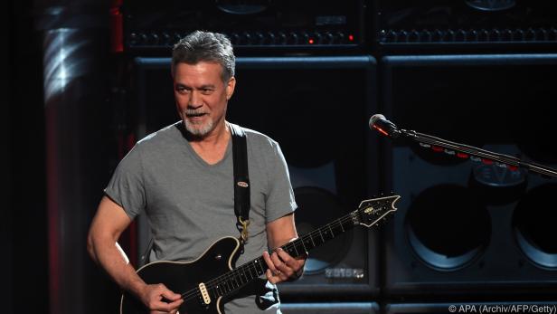 Eddie Van Halen spielte mit selbst entworfenen Gitarren