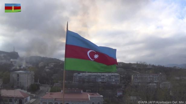 Über Teilen von Berg-Karabach weht die Flagge von Aserbaidschan