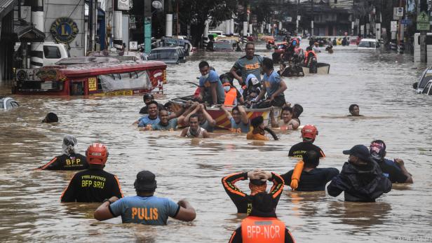 Fluten in den Straßen eines Vororts von Manila