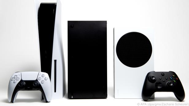 Generationen-Treffen: Playstation 5 (li.), Xbox Series S und Xbox Series X