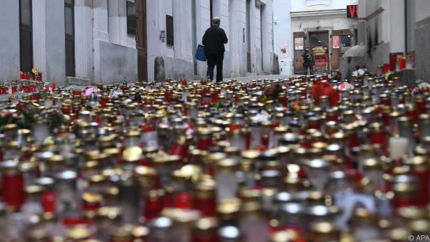 Kerzen- und Blumenmeer an den Tatorten in Wien