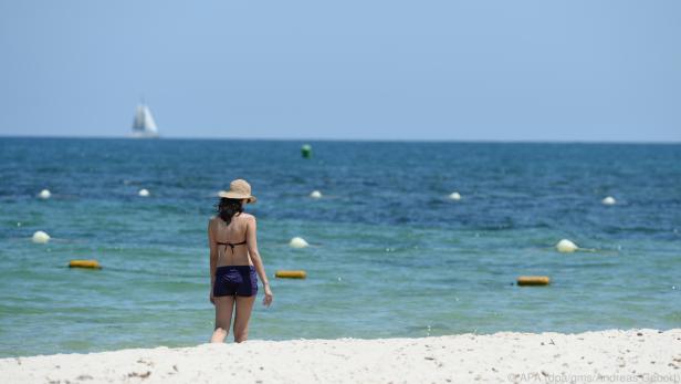 Touristin am Strand von Sousse: Tunesien lockt derzeit wegen Corona kaum Urlauber