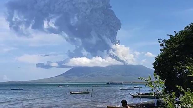 Bedrohliche Rauchwolken über Vulkan lli Lewotolok
