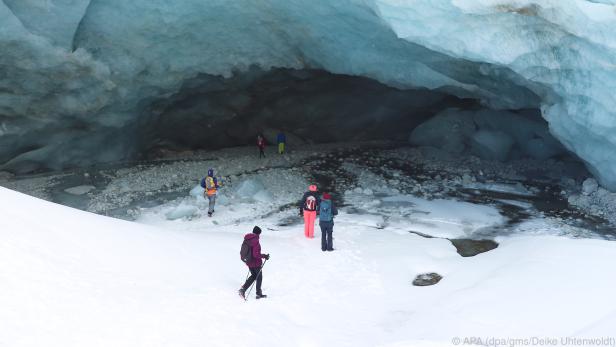 Der Zugang zur Eisgrotte am Zinalgletscher ist ein imposanter Schlund