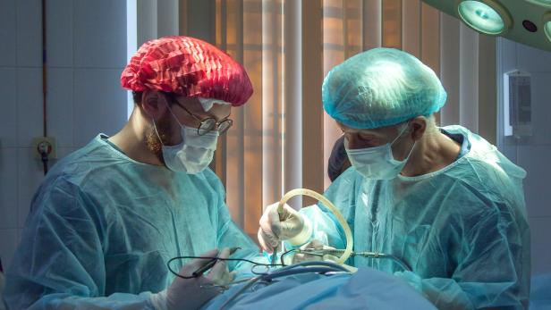 Gibt es mehr Tote, wenn ChirurgInnen an ihrem Geburtstag operieren?