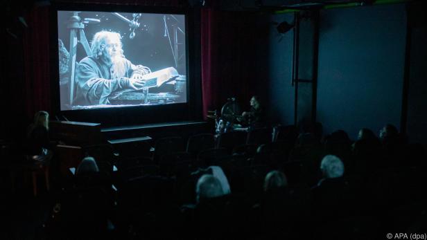 Besucher des Nürnberger Programmkinos "Casablanca" verfolgen den Stummfilm "Der Golem, wie er in die Welt kam"