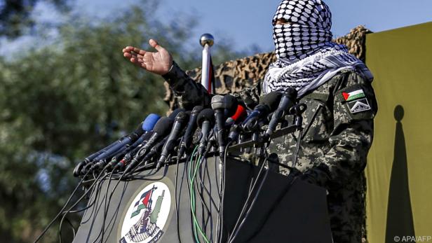 Maskierter Palästinenser spricht während Manöver im Gazastreifen
