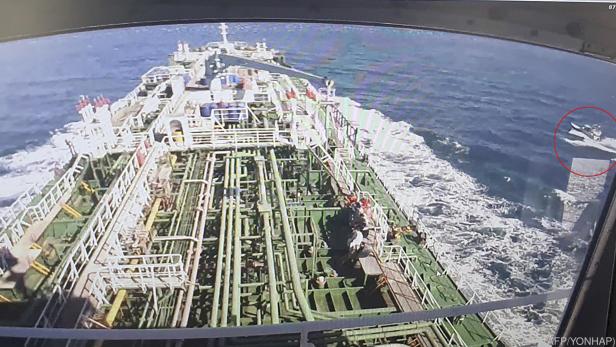 Südkoranischer Tanker Hankuk Chemi mit Boot der iranischen Küstenwache