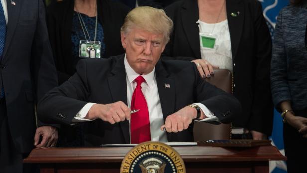 Donald Trumps Notiz an Joe Biden sorgt für Twitter-Spekulationen