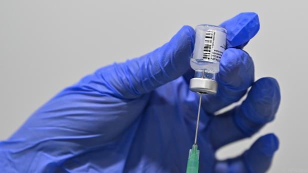 Injektionsnadel mit Biontech/Pfizer-Impfstoff zum Schutz vor Corona