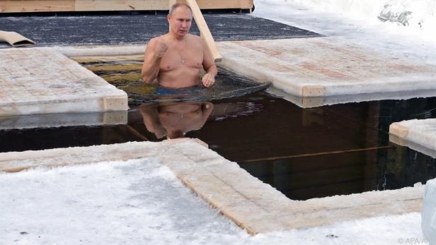 Präsident Putin beim traditionellen Eisbaden