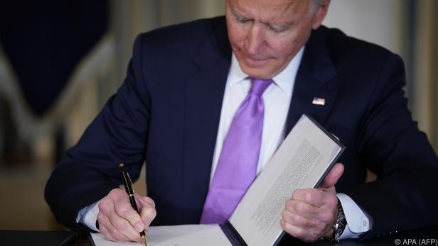 Biden unterzeichnet derzeit zahlreiche "executive orders"