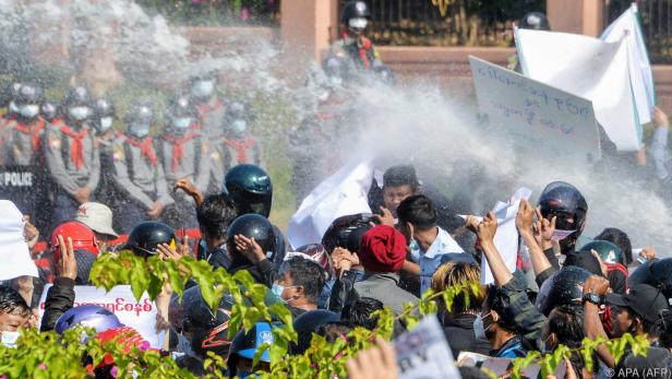 Poliizei setzt Wasserwerfer gegen Demonstranten in Naypyidaw ein