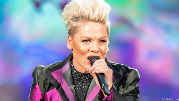 Pink sang "Cover Me In Sunshine" gemeinsam mit Tochter Willow zu Hause ein