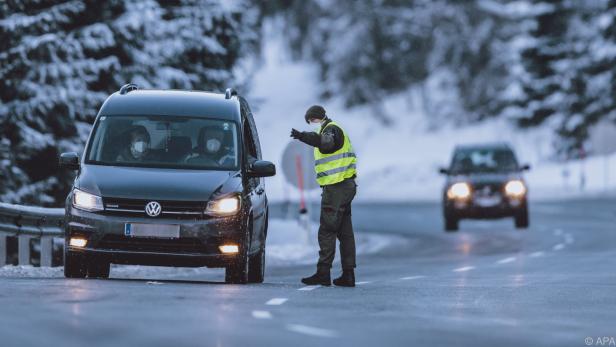 An 44 Kontrollpunkten werden Fahrzeuge angehalten