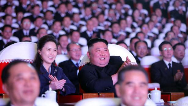 Kim Jong-un und seine Frau scheinbar in trauter Zweisamkeit