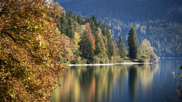 Der Altausseer See ist wegen seiner Färbung als dunkelblaues Tintenfass bekannt