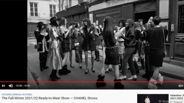 Screenshot aus Youtube-Clip von Chanels Pret-a-porter-Show
