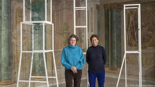 Die Künstlerinnen vor ihren Objekten im Oberen Belvedere