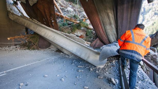 Ein Anblick der nach einem Hangrutsch blockierten Felberntauernstraße bei Matrei, Osttirol am Dienstag, 14. Mai 2013. Nach ersten Schätzungen der Landesgeologen sollen bis zu 35.000 Kubikmeter Geröll und Erdreich in Bewegung geraten sein und die Lawinengalerie auf einer Länge von 95 Meter komplett