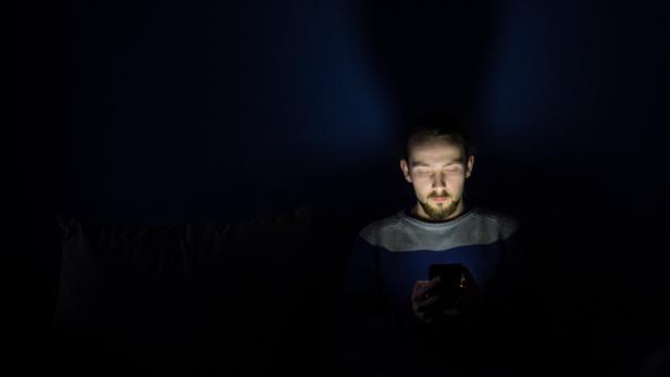 Warum du dein Smartphone nicht mit ins Bett nehmen solltest