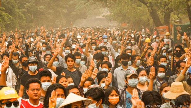 Bilder von den Massenprotesten in Myanmar von einer anonymen Quelle