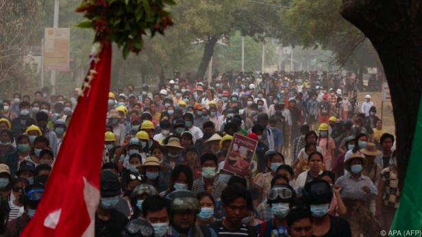 Auch am Montag gingen zahlreiche Menschen auf Myanmars Straßen