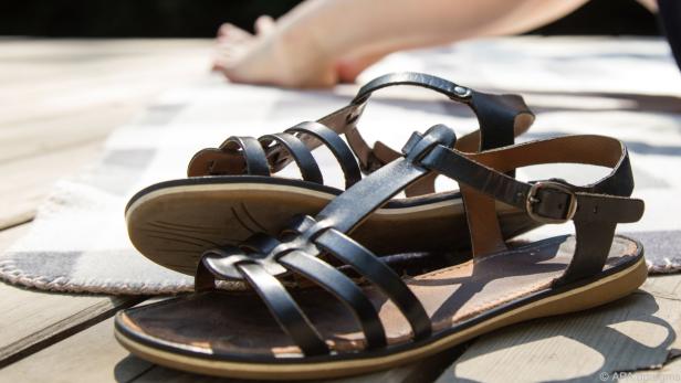 Riemchen-Sandalen sind ein Styling-Tipp für Frauen, die ihre Füße zu groß finden