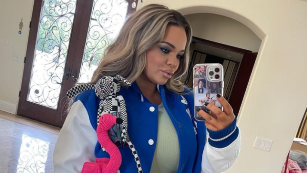 Trisha Paytas in Selfiepose mit einer blau-weißen Collegejacke. 