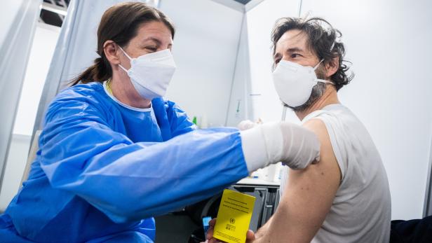 Omikron: Expertin rät davon ab, auf optimierten Impfstoff zu warten