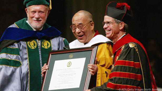 Geschke (links) im Jahr 2003 mit dem Dalai Lama (mitte)