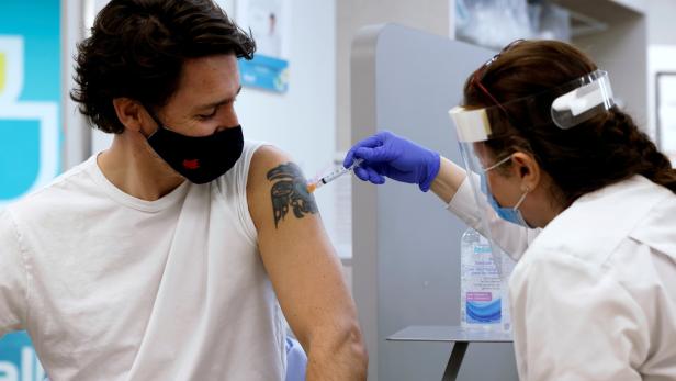 Onkologe erklärt, wie mRNA-Impfstoffe gegen Krebs helfen können